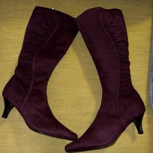 Stretch boots in burgundy